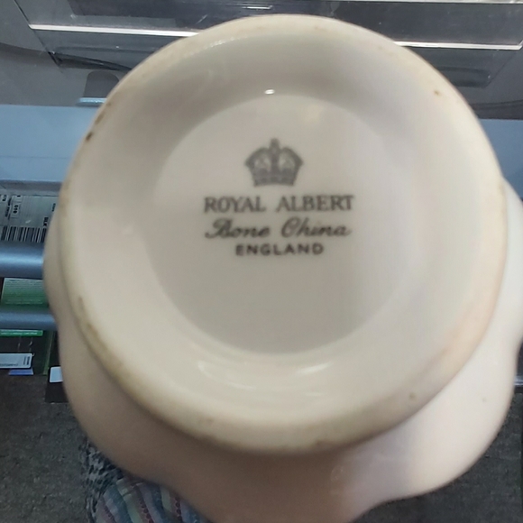 Royal Albert's 25th anniversary teacup and saucer - Picture 5 of 5